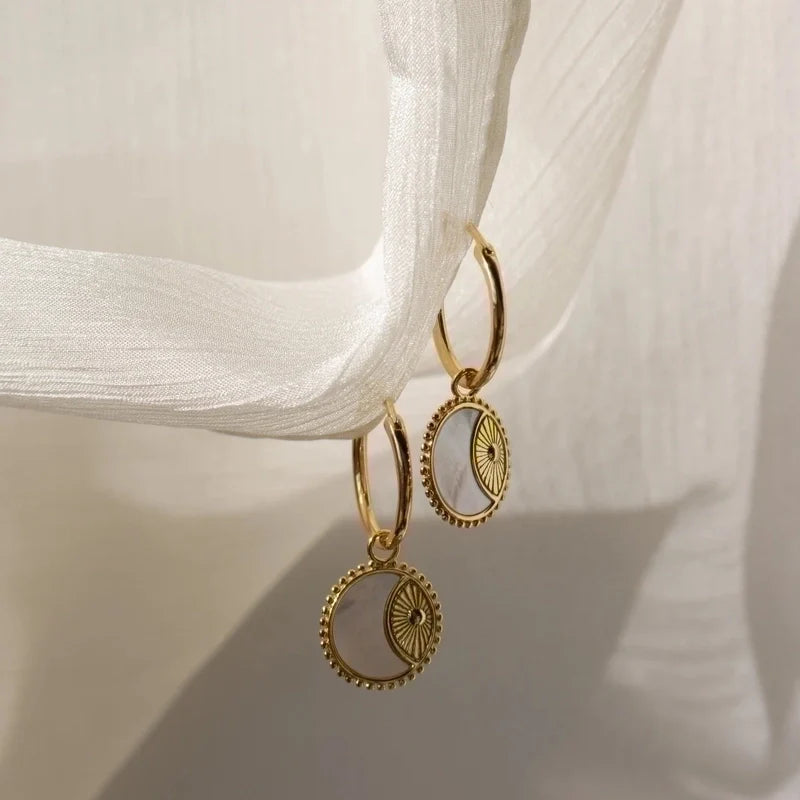 Pendientes concha de acero inoxidable con revestimiento de sol y luna de estilo vintage
